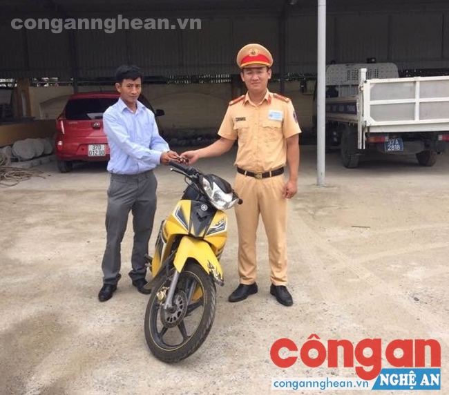 Đại diện đội CSGT Công an thành phố Vinh tiến hành trao trả tài sản cho người bị mất trộm