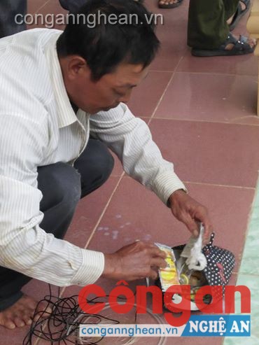 Đối tượng Thuận cùng tang vật tại thời điểm bắt giữ