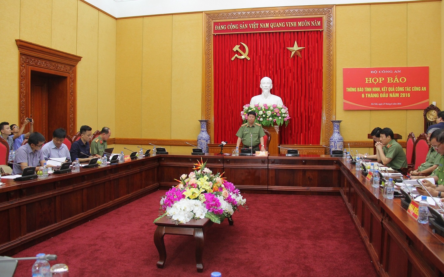Thứ trưởng Bùi Văn Nam phát biểu khai mạc buổi họp báo.