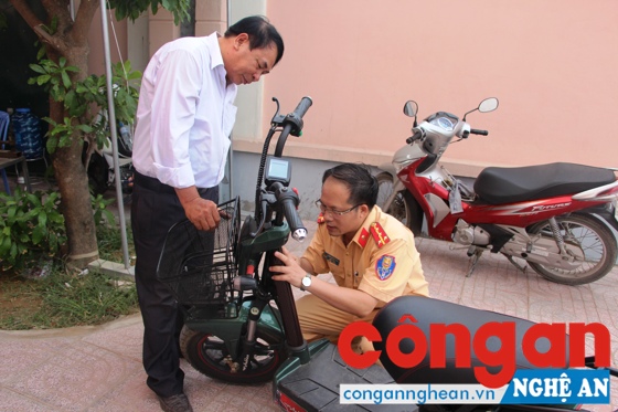 Cán bộ Phòng CSGT đường bộ, đường sắt Công an tỉnh làm thủ tục cấp biển số cho phương tiện
