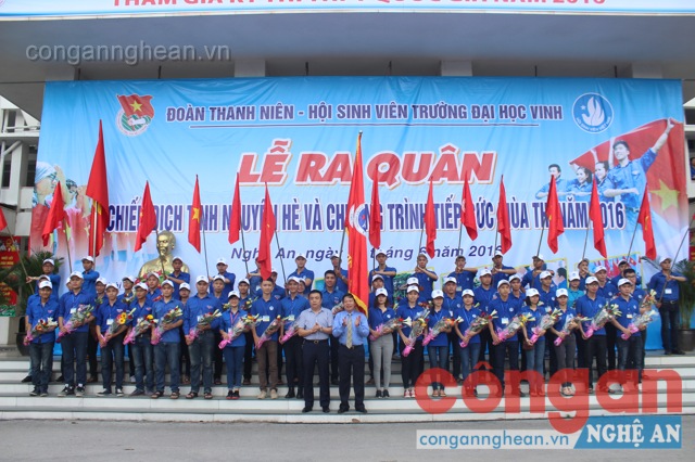 Tặng hoa chúc mừng các sinh viên tình nguyện