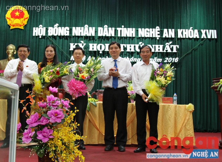 Các đồng chí Thường trực Tỉnh ủy chúc mừng các đồng chí được bầu giữ các chức vụ Chủ tịch, Phó Chủ tịch HĐND tỉnh khóa XVII