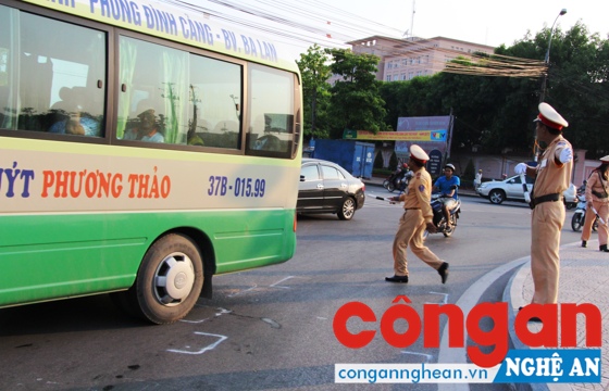 CSGT Công an TP Vinh huy động tối đa lực lượng phân luồng giao thông, đảm bảo thí sinh tham gia giao thông thuận lợi, thông suốt