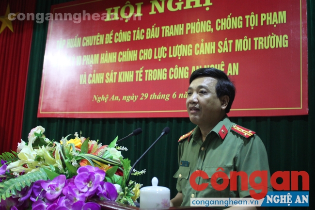 Đồng chí Đại tá Hồ Văn Tứ - Phó giám đốc Công an tỉnh phát biểu khai mạc hội nghị