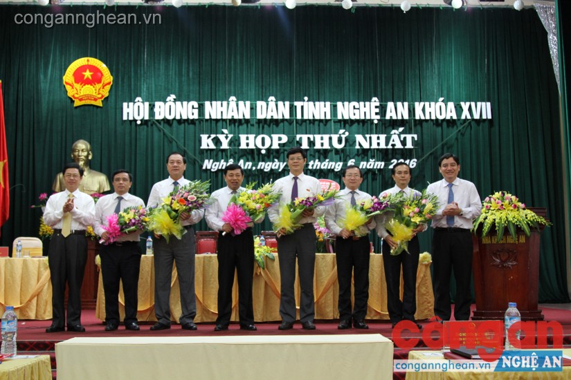 Thường trực Tỉnh ủy chúc mừng các đồng chí &nbsp;giữ chức vụ Chủ tịch UBND tỉnh, Phó Chủ tịch UBND tỉnh