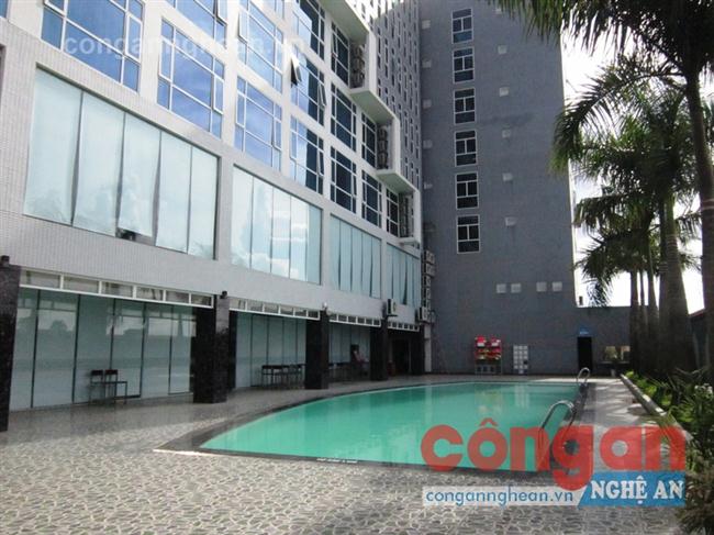 Bể bơi của khách sạn Vinh Plaza - nơi cháu Lê Anh Việt đuối nước