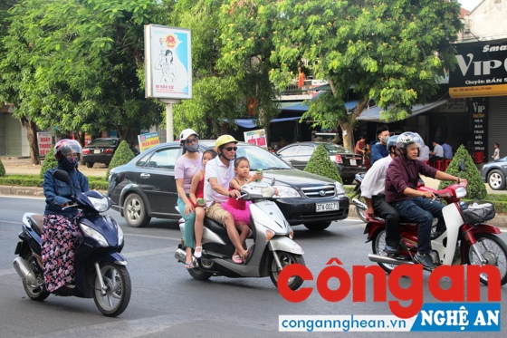 Phụ huynh cần chủ động đội mũ bảo hiểm cho trẻ khi tham gia giao thông.