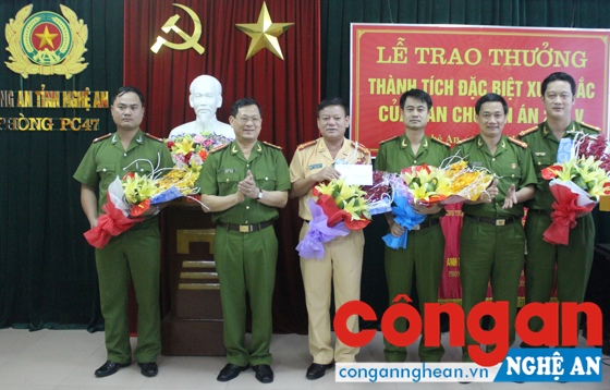 Lãnh đạo Công an tỉnh trao thưởng cho một số đơn vị đạt thành tích xuất sắc trong các đợt tấn công, trấn áp tội phạm.