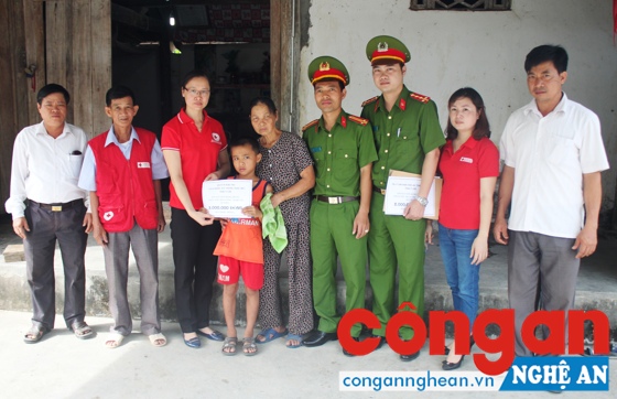Trại tạm giam Công an tỉnh và Hội chữ thập đỏ tỉnh Nghệ An trao tặng số tiền 3 triệu đồng của phạm nhân Nguyễn Hoài Thu cho em Nguyễn Đăng Hùng tại xã Nhân Sơn, huyện Đô Lương.