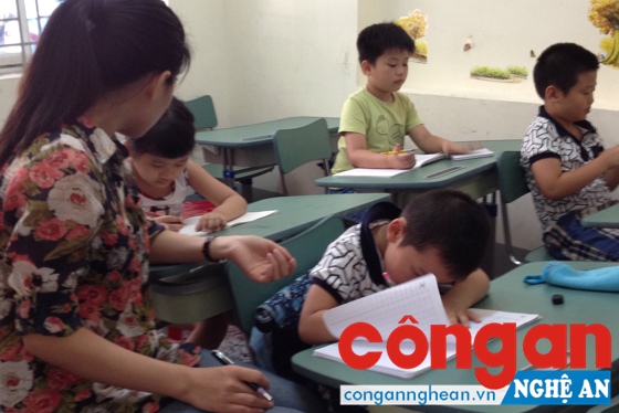  Một lớp luyện chữ đẹp tại TP Vinh