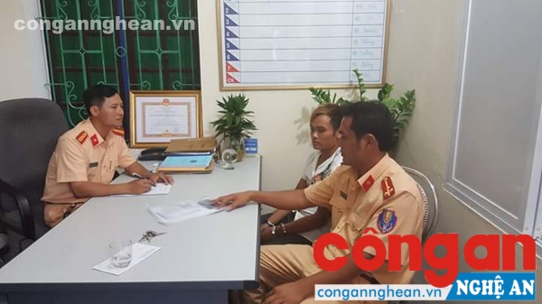 Cán bộ Phòng Cảnh sát đường thủy đang lấy lời khai của đối tượng. 