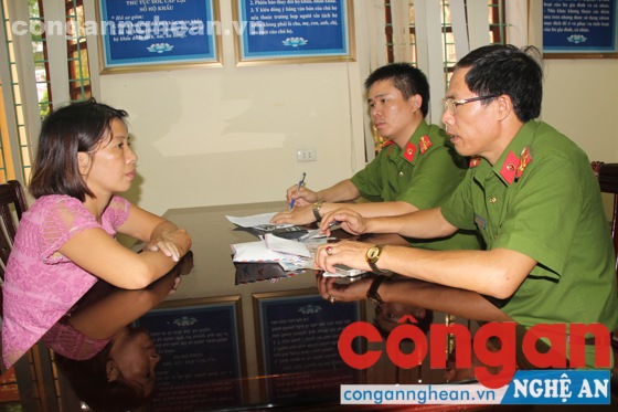 Công an phường Hồng Sơn lấy lời khai của đối tượng