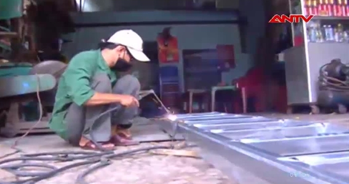 Thợ hàn phải che chắn bảo vệ xung quanh khu vực hàn, tránh để các vảy, xỉ bắn ra môi trường xung quanh gây nguy hiểm cháy nổ.