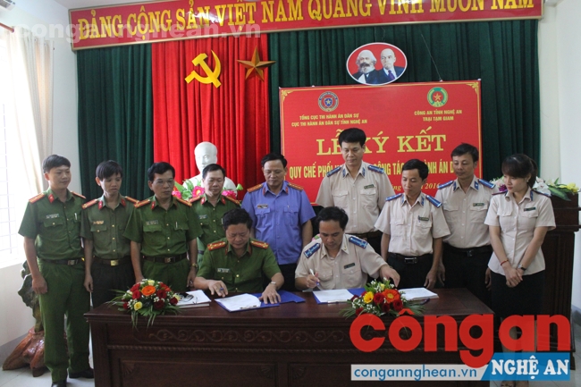 Đại diện 2 đơn vị ký kết Quy chế phối hợp công tác thi hành án dân sự