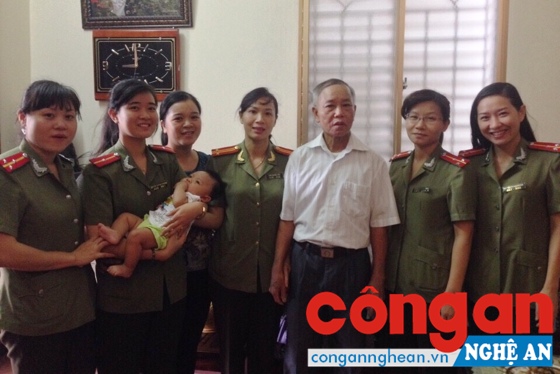 BCH Hội Phụ nữ khối An ninh tặng quà cho ông Lê Xuân Thảo, thương binh 3/4 ở phường Hưng Phúc, TP Vinh nhân Ngày Thương binh liệt sỹ