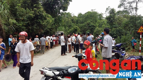 Người dân theo dõi lực lượng Công an thực nghiệm hiện trường vụ án