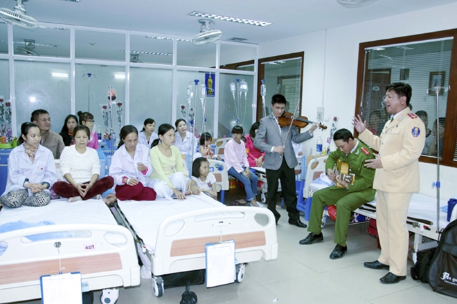 Công an quận Thanh Xuân đang trình bày ca khúc: “Để Gió Cuốn Đi” cùng sự xúc động của các bệnh nhân.