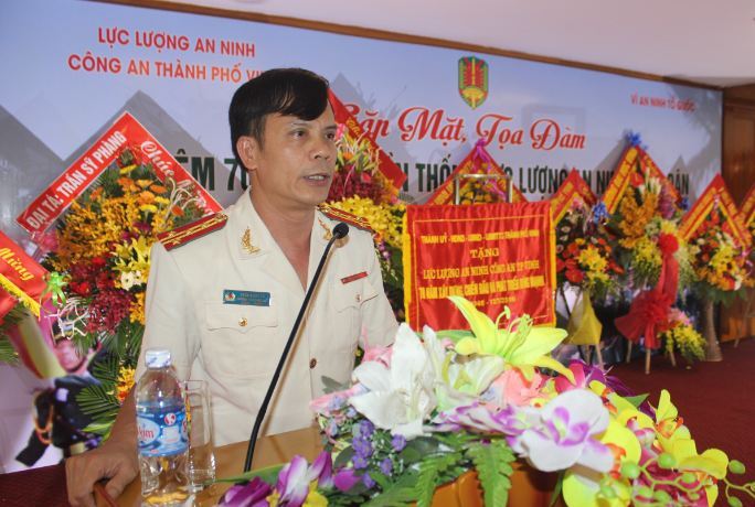 Đồng chí Đại tá Trần Ngọc Tú, Trưởng Công an TP Vinh đọc thư của đồng chí Đại tá Nguyễn Hữu Cầu, Giám đốc Công an tỉnh gửi chúc mừng Đội An ninh Công an Thành phố.