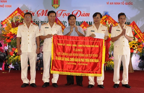 Đồng chí Nguyễn Hoài An, Phó Bí thư Thành ủy, Chủ tịch UBND TP Vinh trao bức trướng cho lực lượng An ninh Công an TP Vinh.