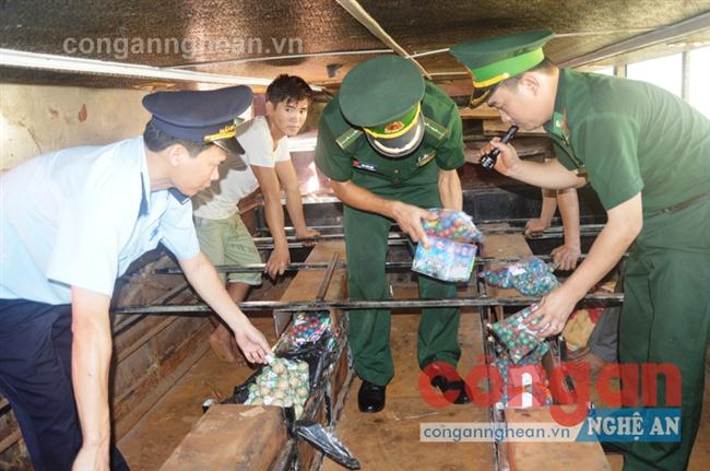 Ngụy trang các bao tải gạo bên trên hầm bí mật