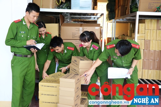 CBCS Đội Quản lý tài sản kiểm tra quân trang, phương tiện cấp phát cho đơn vị.