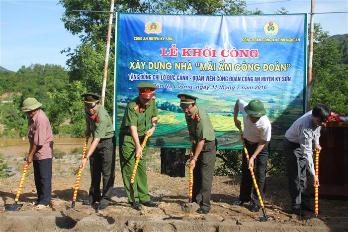 Động thổ xây nhà mái ấm công đoàn cho đồng chí Lô Đức Cảnh