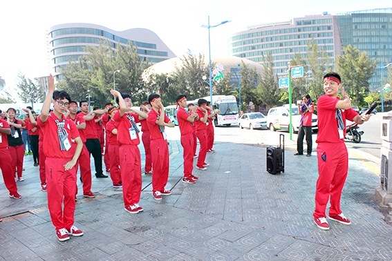 Các tình nguyện viên biểu diễn nhảy flashmos tại Trung tâm thương mại Lotte mart.