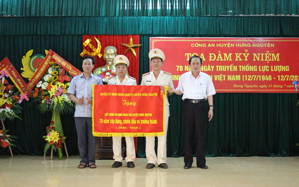 Lãnh đạo huyện Hưng Nguyên trao bức trướng Lực lượng ANND Công an huyện Hưng Nguyên - 70 năm xây dựng, chiến đấu và trưởng thành cho Công an huyện Hưng Nguyên