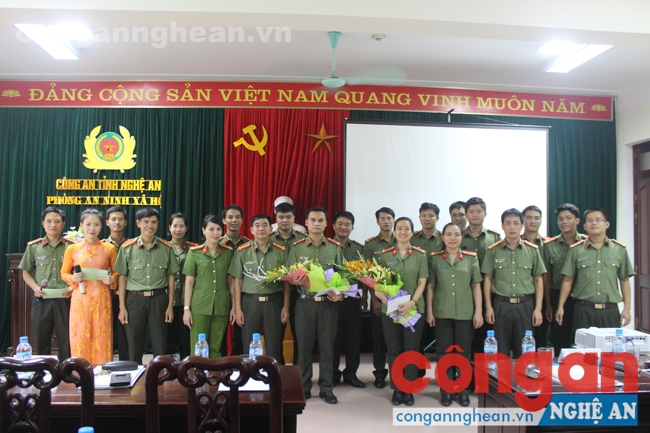Tặng hoa và phần thưởng cho hai đội dự thi