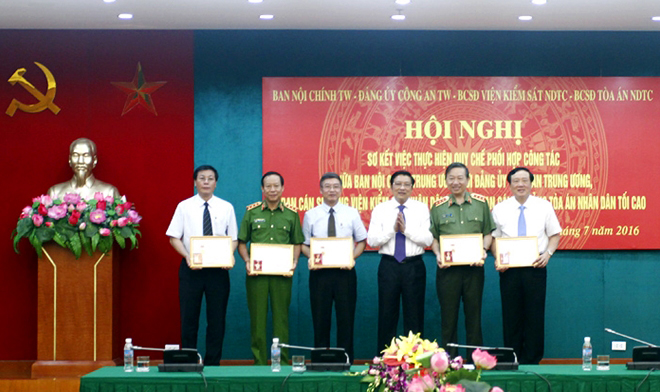 Đồng chí Phan Đình Trạc trao Kỷ niệm chương