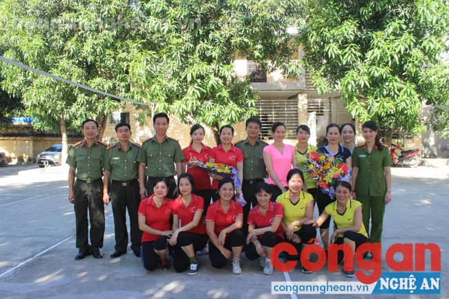 Đại biểu tặng hoa chúc mừng 2 đội tham dự giải.