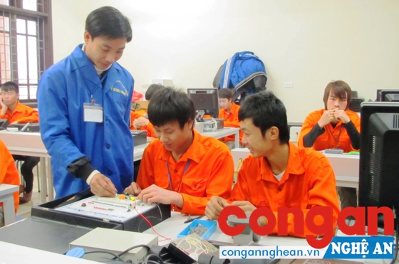 Trong thời gian qua, việc thu hút nguồn lao động kỹ thuật chất lượng cao trên địa bàn chưa có nhiều đột phá (Trong ảnh: Giờ học của thầy - trò Trường Cao đẳng nghề Kỹ thuật Việt - Đức)