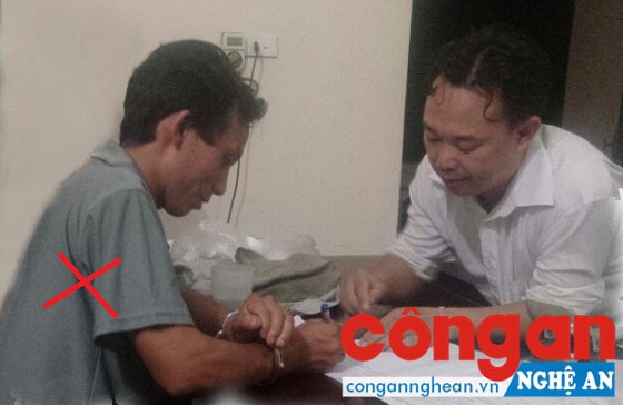 Đối tượng truy nã Lỳ Bá Dinh (x) tại cơ quan Công an