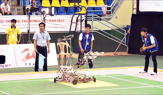 Đội thi của trường Cao đẳng nghề tỉnh tham gia chung kết cuộc thi Sáng tạo Robocon 2015.
