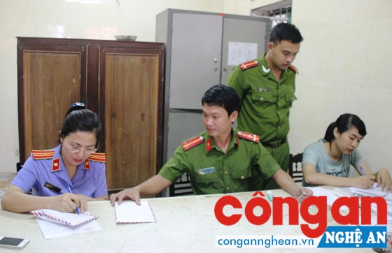 Công an và Viện KSND TP Vinh tiến hành mở niêm phong tang vật ma túy và lấy mẫu gửi giám định phục vụ công tác điều tra.