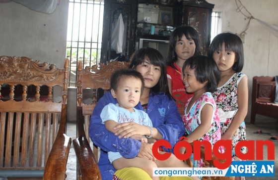 Chị Hồ T. X. bên những đứa con nhỏ