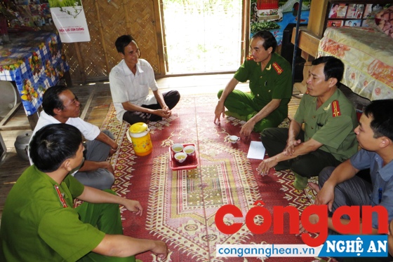 Công an Nghệ An làm tốt phương châm “4 cùng” với nhân dân - Ảnh: Đức Thắng
