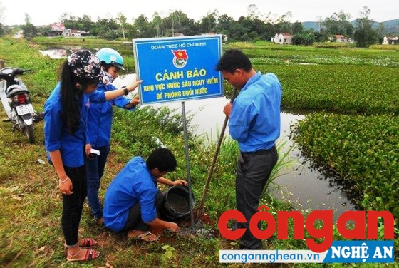 ĐVTN các xã cắm biển cảnh báo nguy hiểm tại các ao hồ