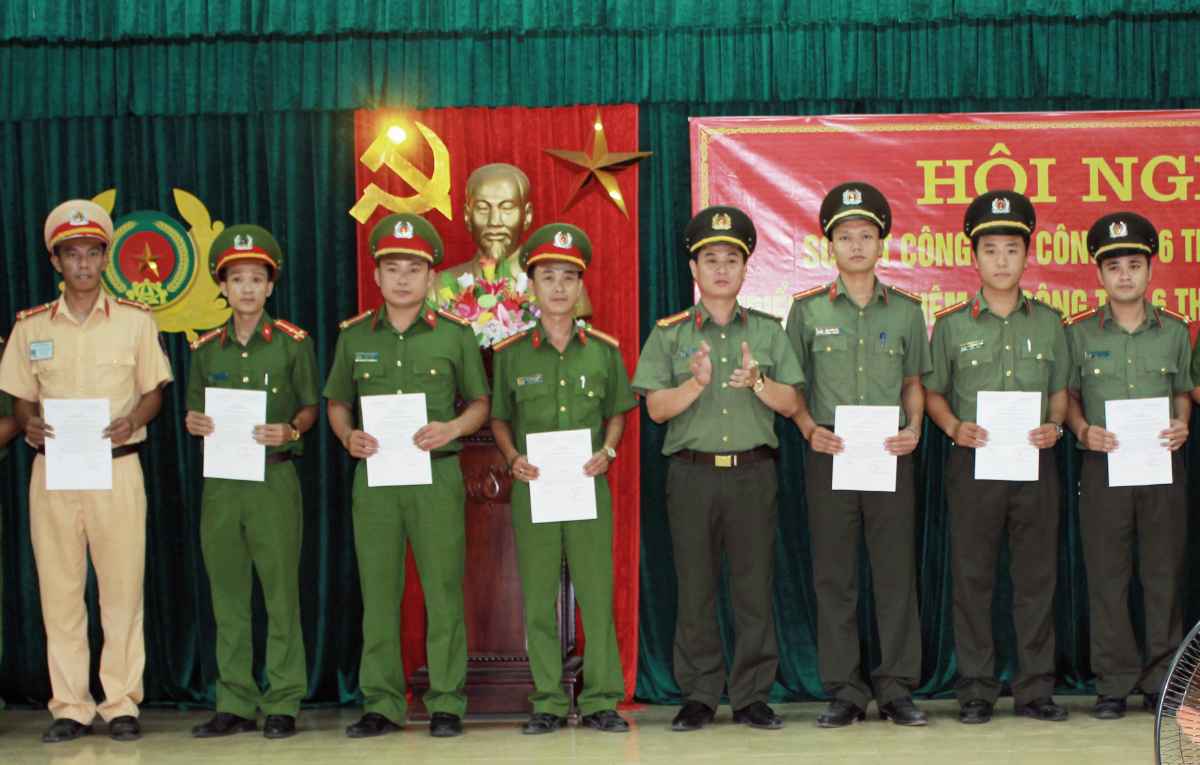 Lãnh đạo CA Huyện Hưng Nguyên khen thưởng các tập thể, cá nhân hoàn thành tốt nhiệm vụ