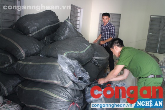 Lực lương Công an kiểm tra số hàng hóa thu giữ