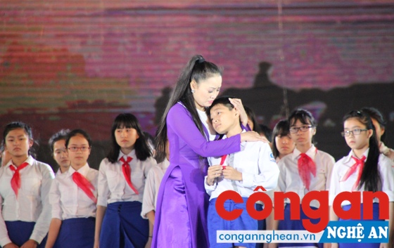 NSND Hồng Lựu và các em học sinh biểu diễn dân ca ví, giặm tại lễ vinh danh dân ca ví, giặm được công nhận là di sản văn hóa phi vật thể của nhân loại.
