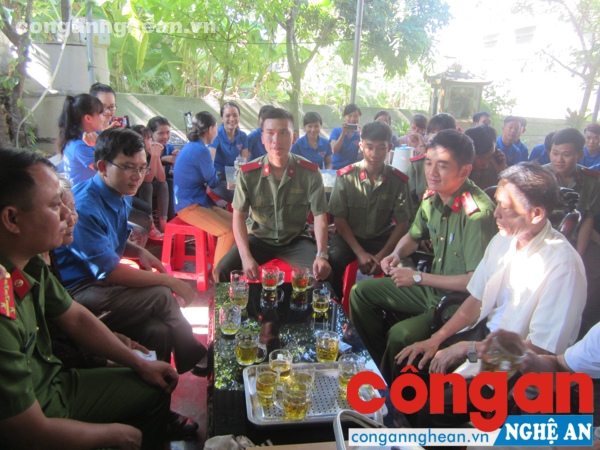 Đoàn đã ân cần thăm hỏi, tặng quà cho mẹ Việt Nam Anh hùng Nguyễn Thị Dờn ( SN 1921) trú tại xóm 3, xã Diễn Quảng.