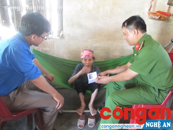 Đoàn đã ân cần thăm hỏi, tặng quà cho mẹ Việt Nam Anh hùng Mẹ VNAH Chu Thị Thâm (SN 1929) trú xóm 7, xã Diễn Đoài