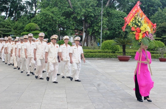 Phòng Cảnh sát Kinh tế dâng hoa tại Khu di tích Kim Liên.
