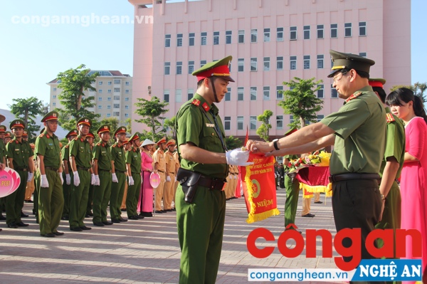 Đại tá Nguyễn Hữu Cầu, Uỷ viên BTV Tỉnh ủy, Bí thư Đảng ủy, Giám đốc Công an tỉnh và Thượng tá Nguyễn Đức Hải – Phó giám đốc Công an tỉnh đã trao hoa và cờ cho các đơn vị