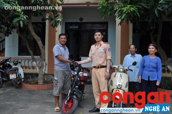 Niềm vui của người dân khi nhận lại xe bị mất cắp.