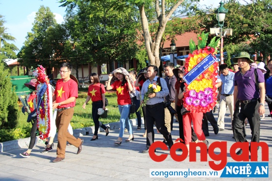 Đoàn đại biểu Hội Nhà báo Việt Nam tỉnh Nghệ An dâng hoa, dâng hương tại Tượng đài liệt sỹ Thành cổ Quảng Trị.
