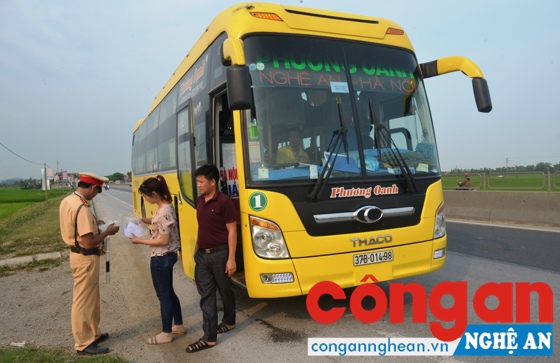 Lực lượng CSGT kiểm tra xe khách lưu thông trên tuyến QL1A