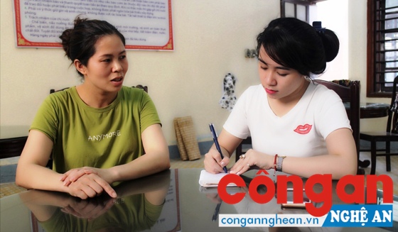 Chị Nguyễn Thị Bình (trái) nhặt được 13,5 triệu đồng và đã tìm cách trả lại cho người đánh rơi.