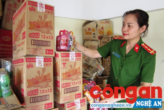 Các loại hàng hóa thực phẩm không rõ nguồn gốc bị Đội Cảnh sát Môi trường Công an TP Vinh thu giữ.